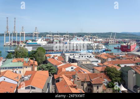 Luftaufnahme des Marella Explorer-Kreuzfahrtschiffs mit Liegeplatz im Hafen von Koper, Koper, Slowenisches Istrien, Slowenien Stockfoto