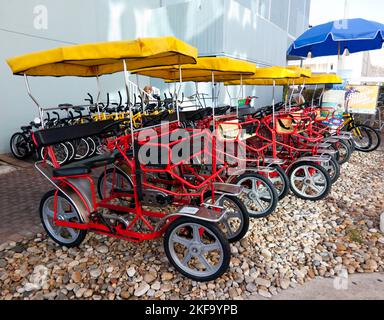 Zwei Sitzer, Tourist Surrey Bike Quadricycles zu mieten in der Nähe von Virginia Beach Oceanfront, Stockfoto