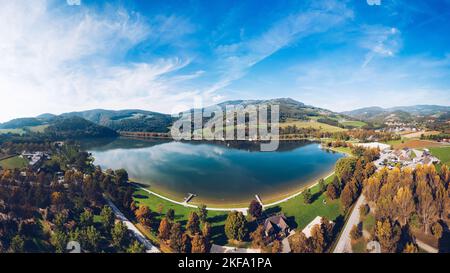 Stubenbergsee in der Steiermark. Landschaftliches Herbstpanorama des berühmten Sees in Österreich Stockfoto
