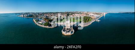 Luftpanorama des Belem-Turms und des Belem-Viertels bei Sonnenuntergang. Turm von St. Vincent am Ufer des Tejo mit einem Entdeckungsdenkmal Stockfoto