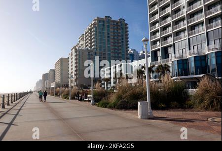 Blick entlang der Promenade, Virginia Beach Oceanfront, von der Nähe der 36. Street. Stockfoto