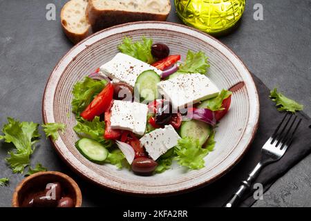Griechischer Salat mit frischem Gemüse und Schafskäse Stockfoto
