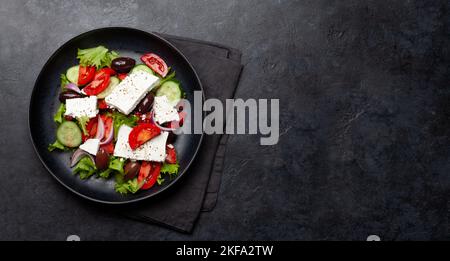 Griechischer Salat mit frischem Gemüse und Feta-Käse. Flach liegend mit Kopierplatz Stockfoto