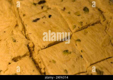 Nahaufnahme von geschnittenen indischen Süßigkeiten, Soan Papdi in der Verpackungsbox. Stockfoto