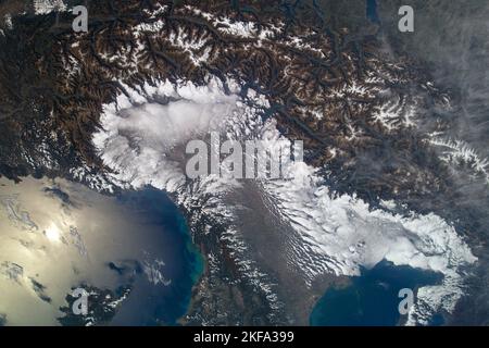 ISS - 05. Oktober 2022 - die Schweizer Alpen umgeben Norditaliens wolkenbedeckte Po-Valley-Region mit diesem Foto aus dem Internationalen Weltraum Stockfoto
