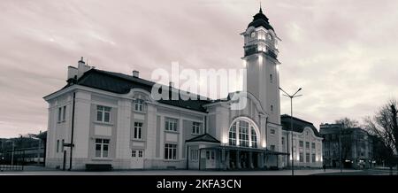 Eine Graustufenaufnahme des Hauptbahnhofs in Burgas, Bulgarien Stockfoto