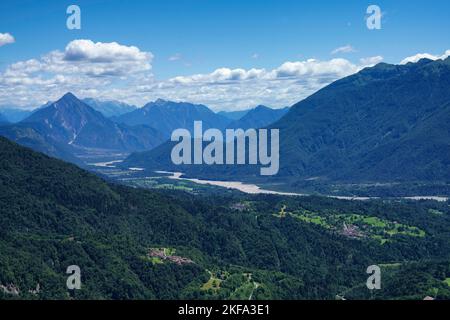 Berglandschaft bei Ampezzo, Friaul-Julisch Venetien, Italien, entlang der Straße zum Pura-Pass im Sommer Stockfoto