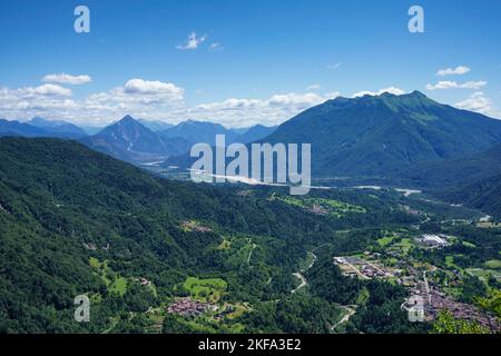 Berglandschaft bei Ampezzo, Friaul-Julisch Venetien, Italien, entlang der Straße zum Pura-Pass im Sommer Stockfoto