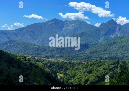 Berglandschaft in der Nähe von Ampezzo, Friaul-Julisch Venetien, Italien, entlang der Straße nach Sauris im Sommer Stockfoto