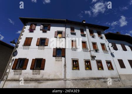 Außenansicht historischer Gebäude in Ampezzo, Provinz Udine, Friaul-Julisch Venetien, Italien Stockfoto