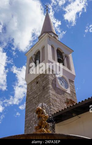 Außenansicht historischer Gebäude in Ampezzo, Provinz Udine, Friaul-Julisch Venetien, Italien Stockfoto