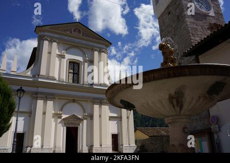 Außenansicht historischer Gebäude in Ampezzo, Provinz Udine, Friaul-Julisch Venetien, Italien Stockfoto