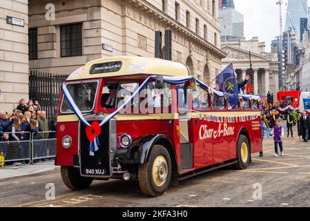 Char-A-Banc Bus der Wells Next the Sea Group bei der Lord Mayor's Show Parade in der City of London, Großbritannien. 1951 Leyland Tiger PS1, Wells Beach Bus Stockfoto