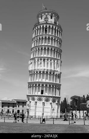 Schwarzweißfoto mit ein paar Touristen rund um den schiefen Turm in Pisa Stockfoto