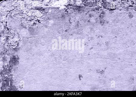 Digital Lavendel Farbe des Jahres 2023. Alte grungige Betonwand auf hellviolettem Hintergrund. Foto ist von 2023 trendigen Farben getönt. Stockfoto