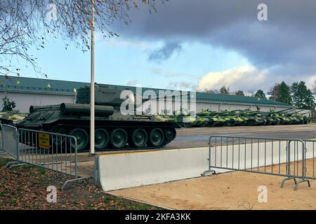 In der Nähe des Militärausrüstungsmuseums im Patriot Park geparkte Panzer Stockfoto