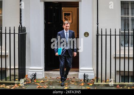 London, Großbritannien. 17.. November 2022. Jeremy Hunt, MP, Kanzler der Schatzmeister verlässt Downing Street, um seine Herbsterklärung (auch bekannt als Herbstbudget) abzugeben.Quelle: Imageplotter/Alamy Live News Stockfoto