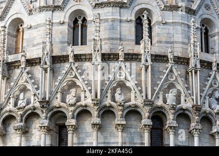 Statuen von Heiligen an der Fassade der katholischen Basilika in Pisa Stockfoto