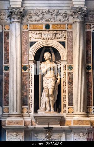 Die Marmorstatue des katholischen heiligen schmückt die Nische in der Basilika von Pisa Stockfoto