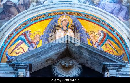 Nahaufnahme des farbenfrohen Fresko im Inneren der Basilika in Pisa, die die Jungfrau Maria repräsentiert und von zwei Engeln im Himmel umgeben ist Stockfoto