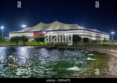 Al Bayt Stadium eine riesige Zeltstruktur erstreckt sich über das gesamte Stadion das Stadion wird das Eröffnungsspiel der FIFA Fußball-Weltmeisterschaft 2022 und die Spielpläne rechts ausrichten Stockfoto