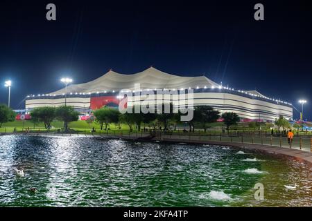 Al Bayt Stadium eine riesige Zeltstruktur erstreckt sich über das gesamte Stadion das Stadion wird das Eröffnungsspiel der FIFA Fußball-Weltmeisterschaft 2022 und die Spielpläne rechts ausrichten Stockfoto