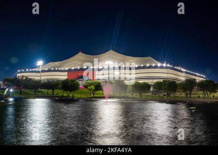 Al Bayt Stadium eine riesige Zeltstruktur erstreckt sich über das gesamte Stadion das Stadion wird das Eröffnungsspiel der FIFA Fußball-Weltmeisterschaft 2022 und die Spielpläne rechts ausrichten Stockfoto