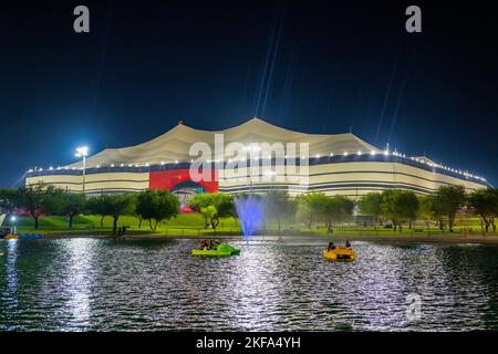 Al Bayt Stadium eine riesige Zeltstruktur erstreckt sich über das gesamte Stadion das Stadion wird das Eröffnungsspiel der FIFA Fußball-Weltmeisterschaft 2022 und die Spielpläne rechts ausrichten Stockfoto