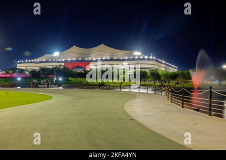 Al Bayt Stadium eine riesige Zeltstruktur erstreckt sich über das gesamte Stadion das Stadion wird das Eröffnungsspiel der FIFA Fußball-Weltmeisterschaft 2022 und die Spielpläne rechts ausrichten Stockfoto