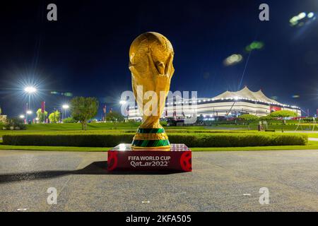 Al Bayt Stadium eine riesige Zeltstruktur erstreckt sich über das gesamte Stadion das Stadion wird das Eröffnungsspiel der FIFA Fußball-Weltmeisterschaft 2022 und die Spielpläne rechts ausrichten Stockfoto