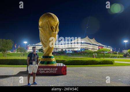 Al Bayt Stadium eine riesige Zeltstruktur erstreckt sich über das gesamte Stadion das Stadion wird das Eröffnungsspiel der FIFA Fußball-Weltmeisterschaft 2022 und die Spielpläne rechts ausrichten Stockfoto