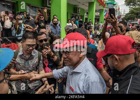 Kuala Lumpur, Kuala Lumpur, Malaysia. 17.. November 2022. Der malaysische Oppositionsführer Anwar Ibrahim, Vorsitzender der Koalition Pakatan Harapan (Allianz der Hoffnung), trifft sich mit seinen Anhängern während einer Wahlkampfkundgebung vor den Parlamentswahlen 15. in Kuala Lumpur am 17. November 2022. Die Parlamentswahlen in Malaysia 15. finden am 19. November statt. (Bild: © Mohd Daud/ZUMA Press Wire) Stockfoto