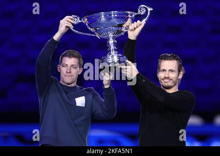 Wesley Koolhof aus Holland und Neal Skupski aus Großbritannien erhalten am 5. Tag des Nitto ATP World Tour Finals im Pala Alpitour am 17. November 2022 in Turin, Italien, die Trophäe für die besten ATP-Doppelspieler 2022 Stockfoto