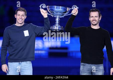 Wesley Koolhof aus Holland und Neal Skupski aus Großbritannien erhalten am 5. Tag des Nitto ATP World Tour Finals im Pala Alpitour am 17. November 2022 in Turin, Italien, die Trophäe für die besten ATP-Doppelspieler 2022 Stockfoto