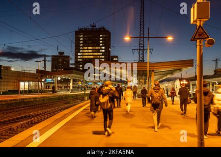 Bahnhof, Nahverkehr, Fahrgäste auf dem Weg zum Zug, Essen, NRW, Deutschland, Stockfoto