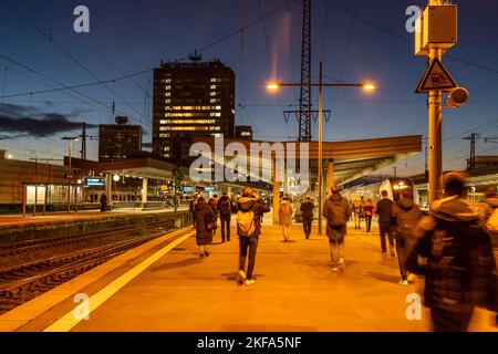 Bahnhof, Nahverkehr, Fahrgäste auf dem Weg zum Zug, Essen, NRW, Deutschland, Stockfoto