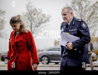 BADHOEVEDORP - Peter Crozier, stellvertretender kommissar der australischen Bundespolizei (R), trifft vor dem Urteil im umfangreichen Strafverfahren über den Abschuss von Flug MH17 im Justizkomplex Schiphol ein. Vier Männer werden wegen der Beteiligung an der Katastrophe, bei der alle Insassen getötet wurden, angeklagt. ANP SEM VAN DER WAL niederlande Out - belgien Out Stockfoto