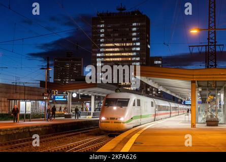 Bahnhof, ICE-Bahn, Abfahrt auf Bahnsteig, Essen, NRW, Deutschland, Stockfoto