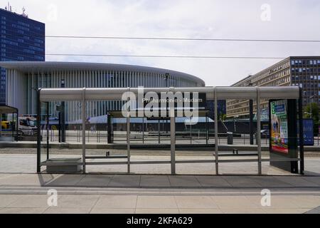 Straßenbahnhaltestelle Philharmonie - Mudam in Luxemburg-Stadt im Kirchberger Viertel, offiziell als Grande-Duchesse Joséphine-Charlotte Concert Hall. Stockfoto