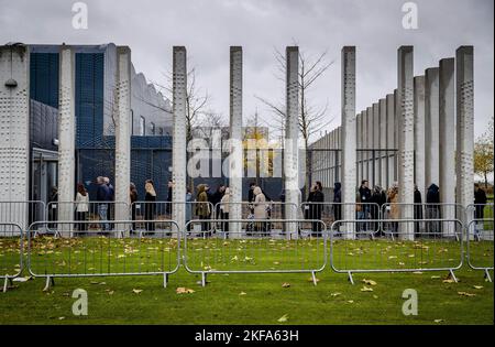 BADHOEVEDORP - Verwandte kommen vor dem Urteil im umfangreichen Strafverfahren über den Abschuss von Flug MH17 in den Justizkomplex Schiphol. Vier Männer werden wegen der Beteiligung an der Katastrophe, bei der alle Insassen getötet wurden, angeklagt. ANP SEM VAN DER WAL niederlande Out - belgien Out Stockfoto