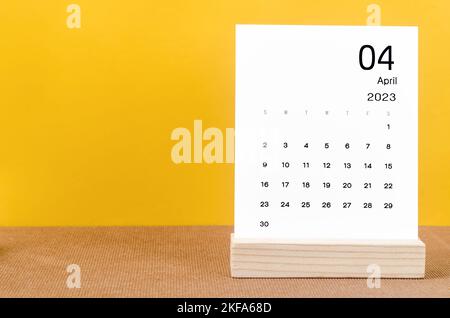April 2023 Monatskalender für 2023 Jahr auf gelber Tabelle. Stockfoto