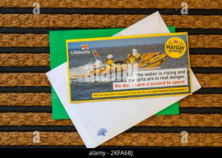 Post on doormat - Charity Appeal, RNLI Rettungsboote am 1. Mai wird ein RNLI Appeal dir helfen, RNLI-Mannschaften wie diesem in diesem Sommer Familien zu retten Stockfoto