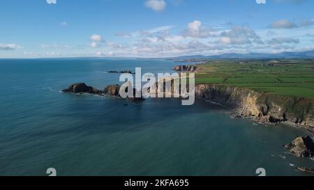 Larga Klippen von Cooper Küste von Waterford Irland. Die Strand von Garrarus in Tramore. Draufsicht von der Drohne. Stockfoto