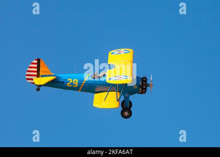 Morlaix, Frankreich - September 18 2022: Das Stearman Modell 75 ist ein Doppeldecker, der früher als militärisches Trainerflugzeug eingesetzt wurde. Stockfoto