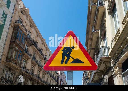 Straßenarbeiten voraus Verkehrswarnschild in Valencia, Spanien. Stockfoto