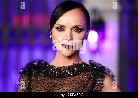 HOLLYWOOD, LOS ANGELES, KALIFORNIEN, USA - 16. NOVEMBER: Die amerikanische Schauspielerin Christina Ricci mit Rodarte kommt zur Weltpremiere von Netflix's 'Wednesday'-Saison 1, die am 16. November 2022 in Hollywood, Los Angeles, Kalifornien, USA, in der Hollywood American Legion Post 43 im Hollywood Legion Theatre stattfand. (Foto von Xavier Collin/Image Press Agency) Stockfoto