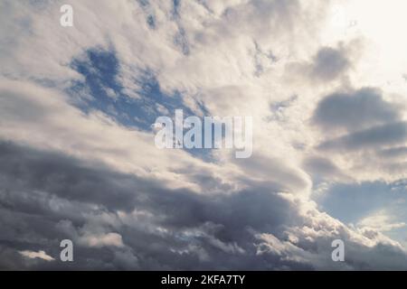 Foto der Skyscape-Landschaft mit fliegenden Vögeln. Schöne Naturszenerie-Fotografie mit schönen Wolken auf dem Hintergrund. Idyllische Szenerie. Qualitativ hochwertige Bilder für Wandpapieren Stockfoto