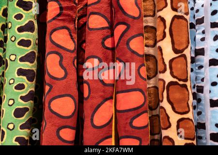 Nahaufnahme von bunten Stofftieren, zum Verkauf im Natural History Museum, London UK. Stockfoto