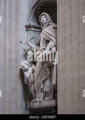 Rom. Italien. Basilika San di Pietro (St. Petersdom). Statue der heiligen Teresa von Ávila (alias St. Teresa von Jesus), von Filippo della Valle (1698-176 Stockfoto