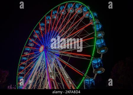 Farbenfrohes Riesenrad bei Nacht Vergnügungsfahrten bei der Royal Melbourne Show, Melbourne Victoria VIC, Australien Stockfoto
